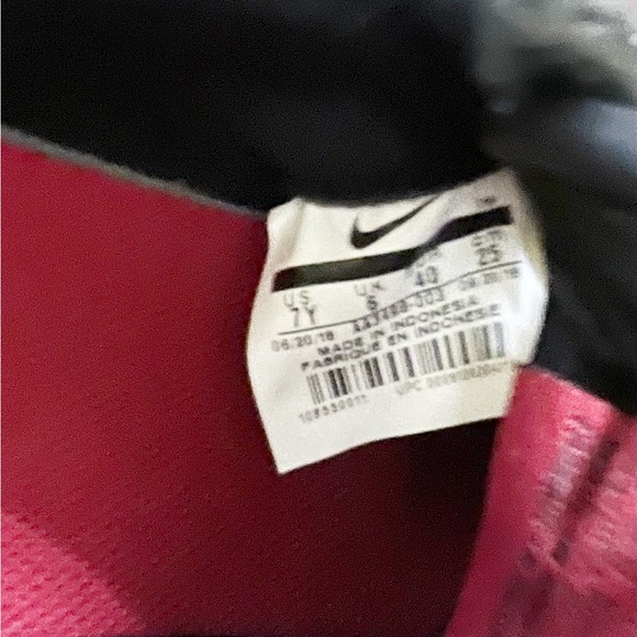 Size 7 US women’s Nike Sneaker - Picture 5 of 6